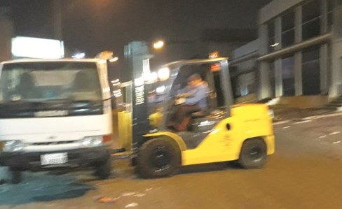 رفع إحدى السيارات المخالفة