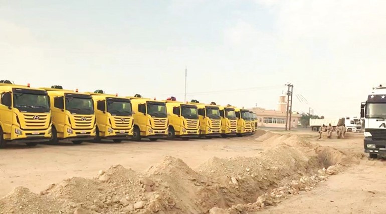 آليات البلدية المشاركة في حملة التنظيف