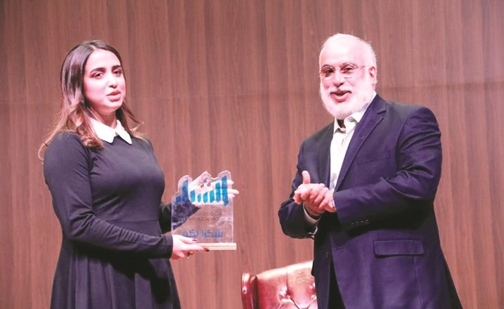 المخرج عبدالله عبدالرسول مكرما إحدى المشاركات في الموسم الثقافي