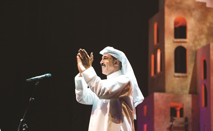 بالفيديو.. الرويشد «ولع» أجواء مركز جابر الثقافي في ليلة «قال بومحضار»