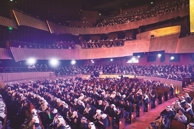 بالفيديو.. الرويشد «ولع» أجواء مركز جابر الثقافي في ليلة «قال بومحضار»