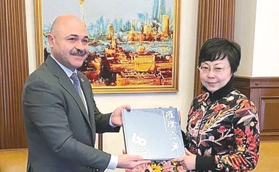 جين ينغ مع قنصل عام الكويت لدى شنغهاي مشعل الشمالي