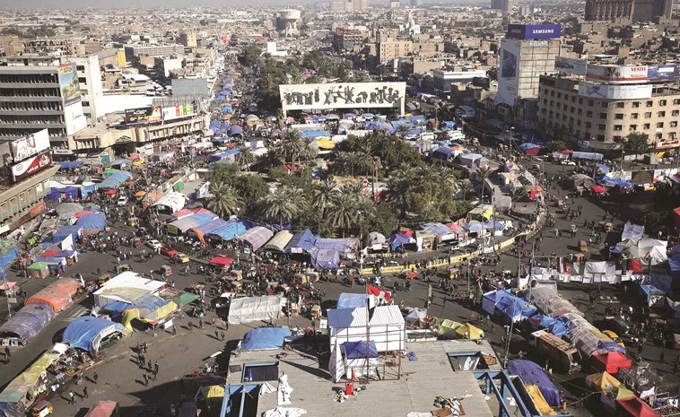 المتظاهرون العراقيون يتجمعون في ساحة التحرير 	(أ.ف.پ)