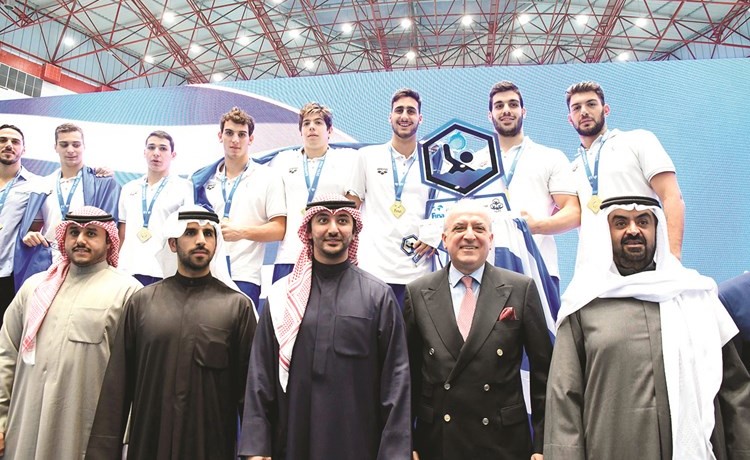 الشيخ فهد الناصر والشيخ خالد البدر ود.صقر الملا خلال تتويج المنتخب اليوناني