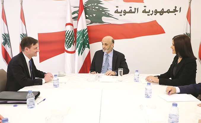 رئيس حزب القوات اللبنانية سمير جعجع مستقبلا المبعوث الأميركي ديڤيد هيل بحضور النائبة ستريدا جعجع	(محمود الطويل)