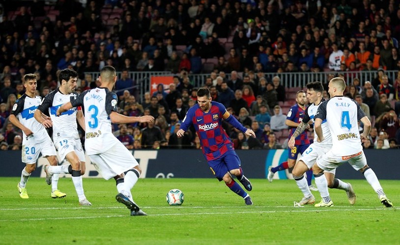 برشلونة يحافظ على القمة.. برباعية
