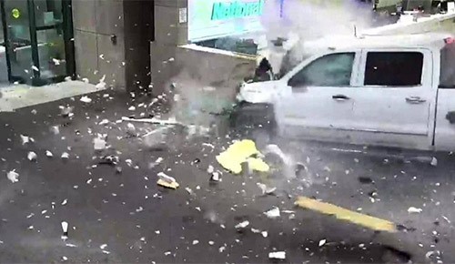 بالفيديو.. شاحنة مجنونة تقتحم مطارا حتى صالة استلام الحقائب
