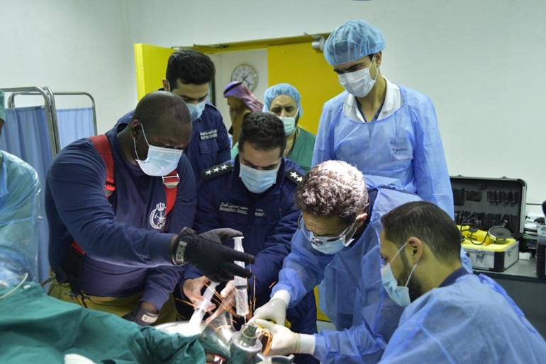 رجال الإطفاء نجحوا في اخراج يد شخص انحشرت في فرامة لحم