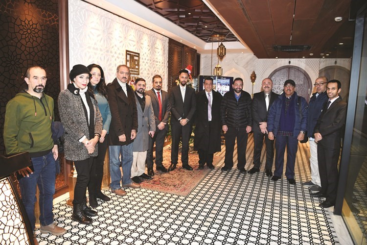 القنصل العام مشعل الشمالي وعبدالرزاق البعيجان وأعضاء القنصلية يتوسطون رئيس التحرير يوسف خالد المرزوق ونائب رئيس التحرير عدنان الراشد ومدير التحرير محمد بسام الحسيني ومديرة مكتب رئيس التحرير دينا روكس والزملاء حسين الرمضان واسامة دياب ومحمد ناصر وآلاء خليفة