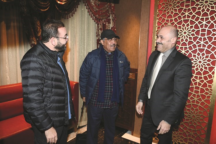 حديث باسم بين القنصل مشعل الشمالي ورئيس التحرير يوسف خالد المرزوق ونائب رئيس التحرير عدنان الراشد