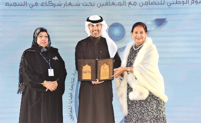 الشيخة شيخة العبدالله وسعاد الفارس تسلمان علي البغلي درعا تكريمية للبنك الأهلي الكويتي