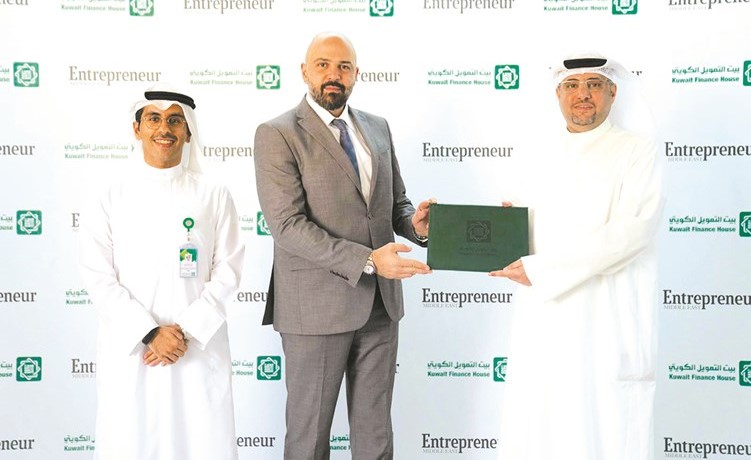 من اليمين يوسف الرويح ووسام يونان وفهد السعد خلال توقيع اتفاقية الشراكة