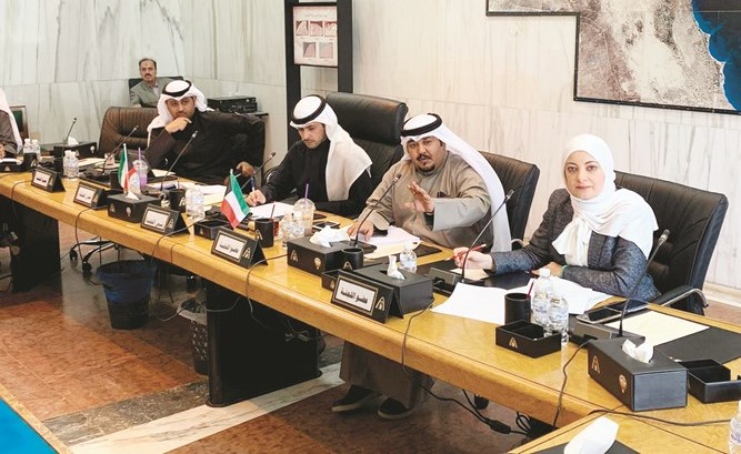 حمد المدلج مترئسا اجتماع اللجنة القانونية والمالية