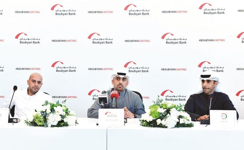 عبدالعزيز ذياب متوسطا أحمد الماجد ومبارك الرميضي خلال المؤتمر الصحافي أمس (ريليش كومار)