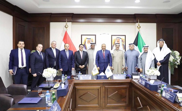 المستشار عبدالرحمن النمش والمسؤولون المصريون لدى توقيع المذكرة