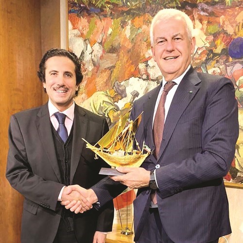 السفير الشيخ عزام الصباح مكرما رئيس مجموعة ليوناردو الإيطالية أليساندرو بروفومو