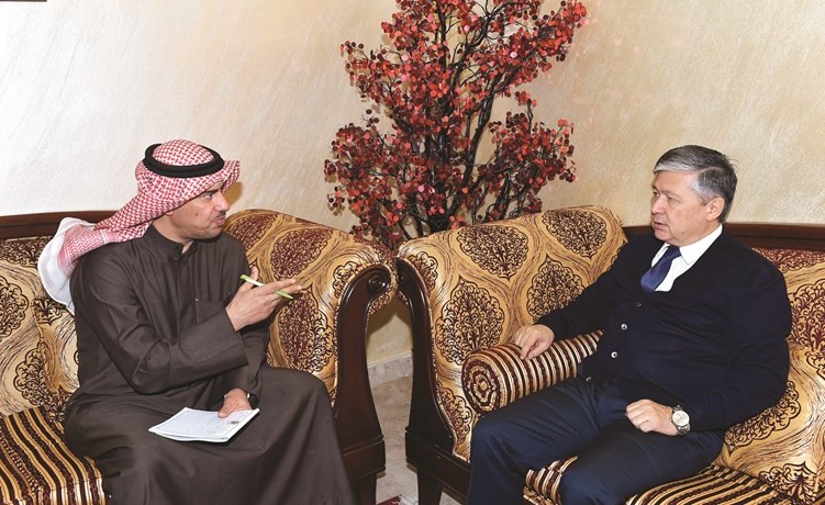 سفير اوزبكستاند.بهرمجان أعلايوف متحدثا الى الزميل محمد الخالدي