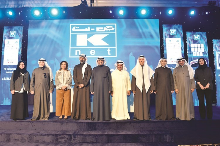 العثمان والعجمي يتوسطان ممثلي البنوك المحلية في لقطة جماعية عقب الجمعية العمومية