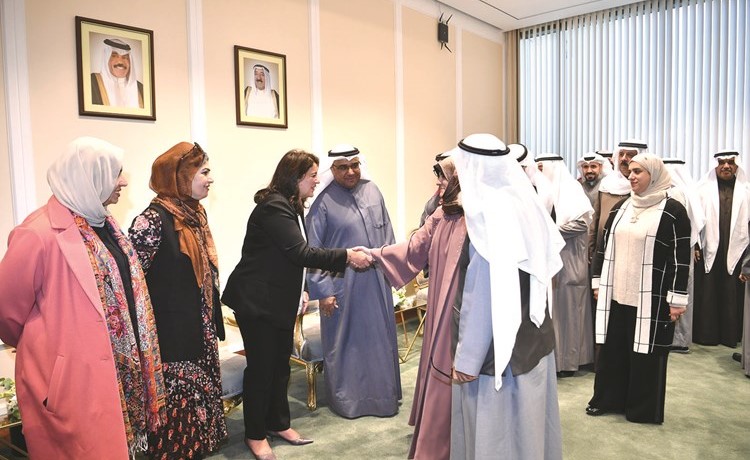 د.رنا الفارس تتلقى التهاني بحضور وكيل الأشغال م.إسماعيل الفيلكاوي وم.سهى أشكناني 	(قاسم باشا)