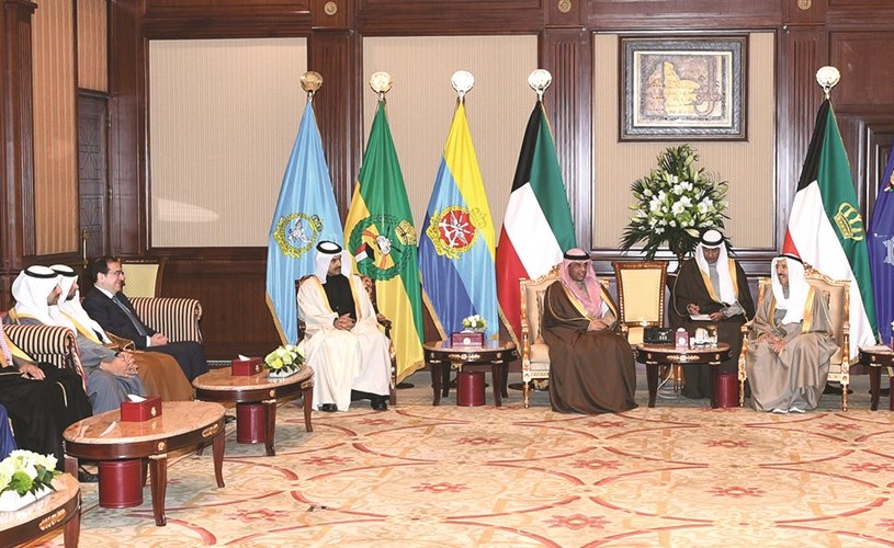 صاحب السمو الأمير الشيخ صباح الأحمد مستقبلا وزير النفط د.خالد الفاضل والوفود المشاركة في اجتماع أوابك