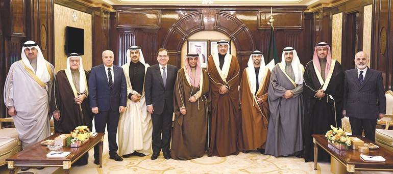 سمو رئيس مجلس الوزراء الشيخ صباح الخالد خلال استقباله الفاضل والوفود المشاركة في اجتماع أوابك