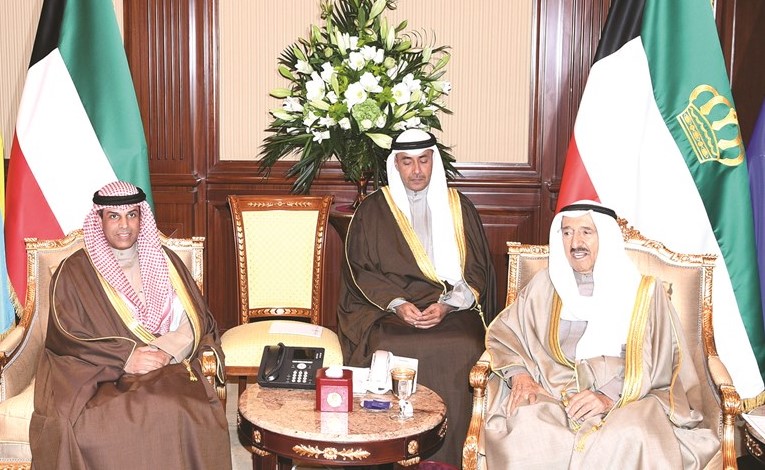 سمو الأمير خلال استقباله د.خالد الفاضل