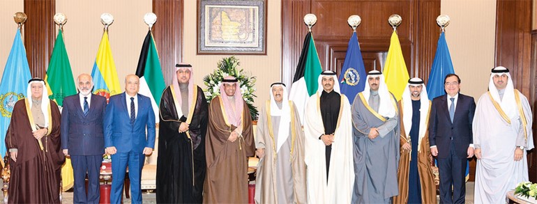 صاحب السمو الأمير الشيخ صباح الأحمد مستقبلا وزير النفط د.خالد الفاضل والوفود المشاركة في اجتماع منظمة «أوابك» أمس