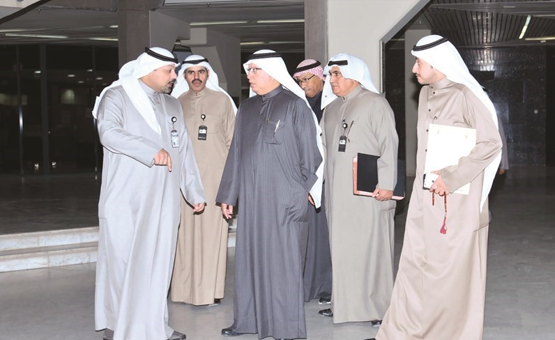 مبارك الحريص في حديث مع الشيخ يوسف العبدالله لدى زيارته مؤسسة الموانئ