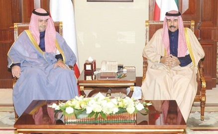 سمو ولي العهد خلال استقباله أنس الصالح