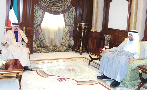 سمو ولي العهد الشيخ نواف الأحمد مستقبلا الشيخ أحمد المنصور
