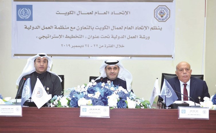 نواف الواوان وعبيد البريكي ومحمد العرادة خلال ورشة العمل