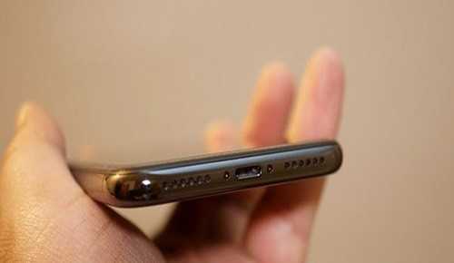 "آيفون" يستبدل "USB" مكانَ "Lightening"