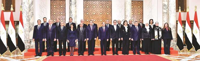 الرئيس المصري عبدالفتاح السيسي في صورة جماعية مع الوزراء ونواب الوزراء الجدد عقب أدائهم اليمين الدستورية أمس
