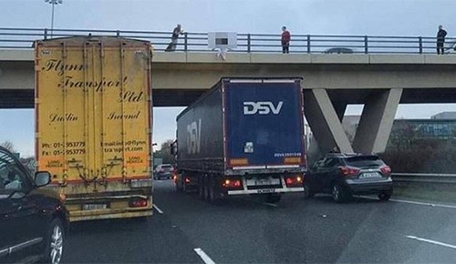 صورة.. السائق الشجاع ينقذ امرأة من ميتة بشعة