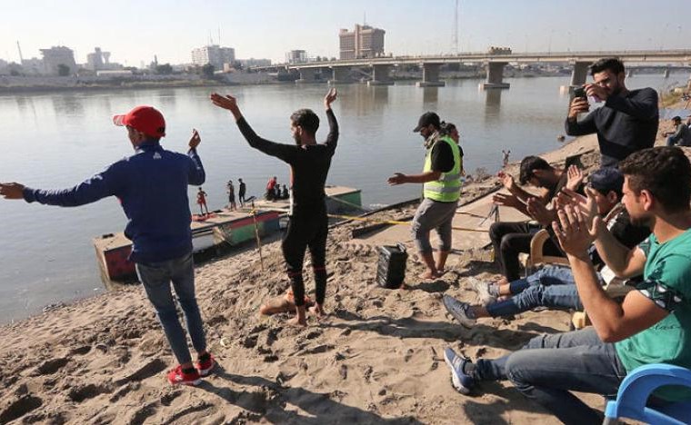 شاطىء التحرير" في وسط بغداد: متنفس "الثورة" على ضفّة دجلة