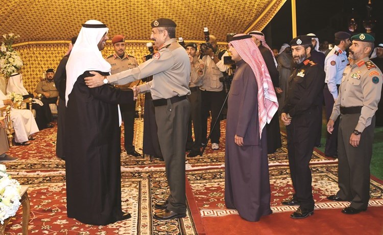 الشيخ أحمد المنصور يتلقى التهاني خلال الحفل (أحمد علي)