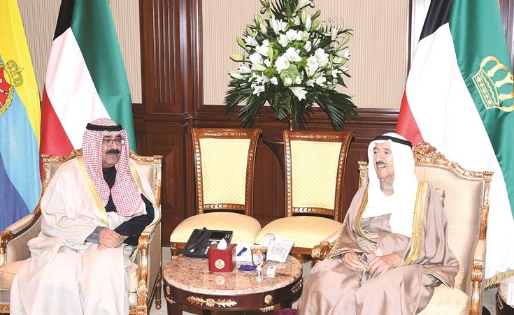 صاحب السمو الأمير الشيخ صباح الأحمد مستقبلا الشيخ مشعل الأحمد