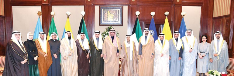 صاحب السمو الأمير الشيخ صباح الأحمد لدى استقباله الوزير خالد الروضان ورئيس مجلس المفوضين المدير التنفيذي لهيئة أسواق المال الكويتية د.أحمد الملحم والرئيس التنفيذي لشركة بورصة الكويت محمد العصيمي وأعضاء هيئة سوق المال