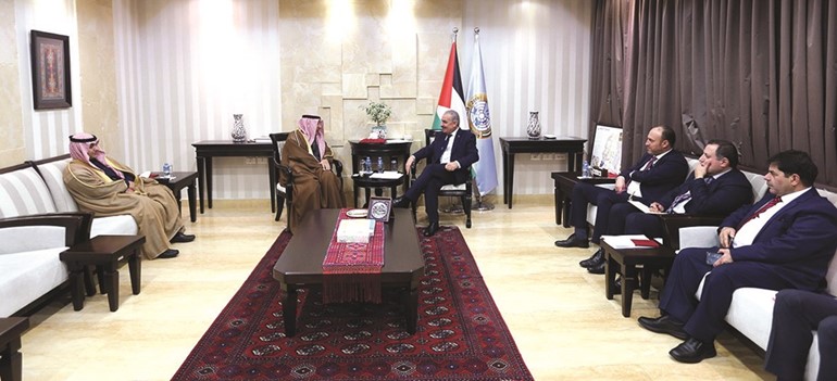 رئيس الوزراء الفلسطيني محمد اشتية يلتقي في مكتبه السفير الكويتي لدى فلسطين