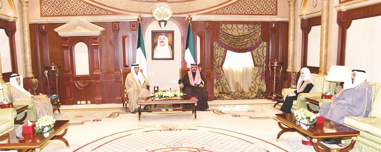 سمو ولي العهد الشيخ نواف الأحمد خلال استقباله الوزراء السابقين