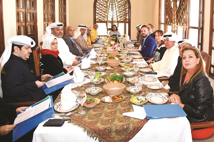 السفير كريستيان تيودور وعدد من الزملاء الصحافيين خلال مأدبة الغداء التي أقامها على شرفهم
