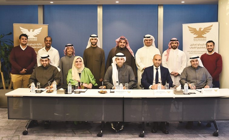لجنة تحكيم جائزة كيبكو - تمكين لدعم مشاريع الشباب مع المبادرين المتأهلين للجولة النهائية