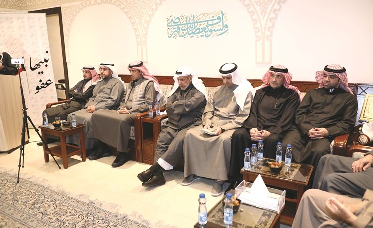 محمد المطير وفيصل اليحيا وخالد العتيبي وأسامة الشاهين وعبدالوهاب البابطين خلال الندوة 	(زين علام)