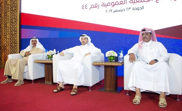 الشيخ عبدالله بن خليفة والشيخ أحمد النواف خلال افتتاح أعمال الجمعية العمومية 44
