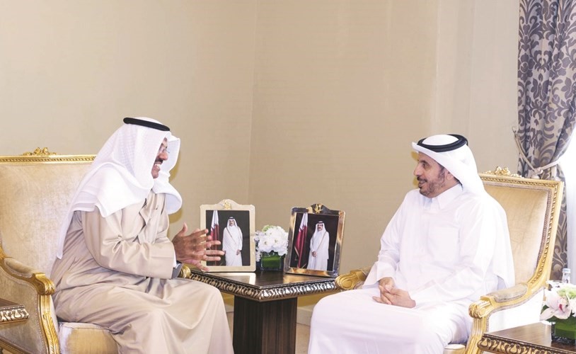 الشيخ عبدالله بن خليفة مستقبلا الشيخ أحمد النواف