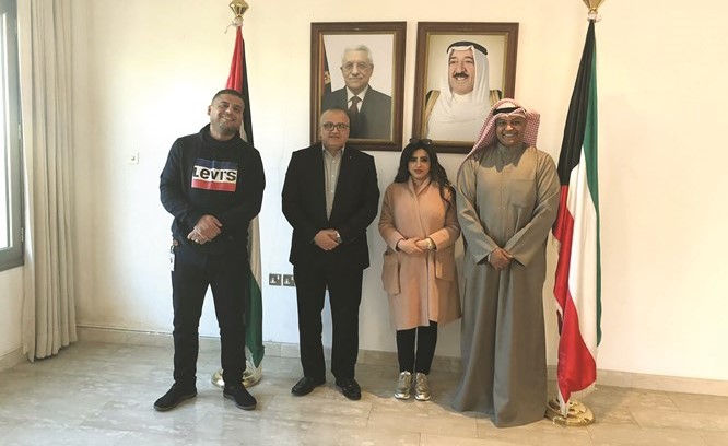 القنصل الفلسطيني فراس بلعاوي مع الشيخة انوار الصباح والمستشار مشاري السلطان وعصام الحسيني
