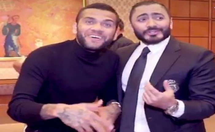 نجم المنتخب البرازيلي داني ألفيس يغني بالعربية مع تامر حسني "عايزين نولع الدنيا"