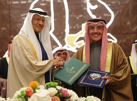 وزير الخارجية الشيخ د.أحمد الناصر ووزير النفط السعودي الأمير عبد العزيز بن سلمان خلال التوقيع على الاتفاقيات 