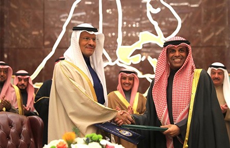 الكويت والسعودية توقعان اتفاقية "المنطقة المقسومة" ومذكرة استئناف الإنتاج النفطي