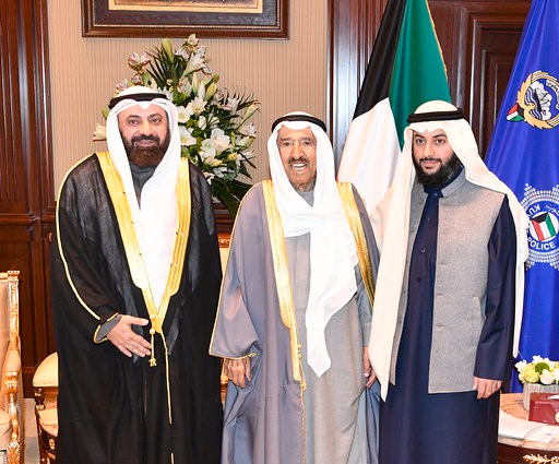 صاحب السمو الأمير الشيخ صباح الأحمد خلال استقباله د.وليد الطبطبائي ومحمد الدوسري وعائلتيهما 